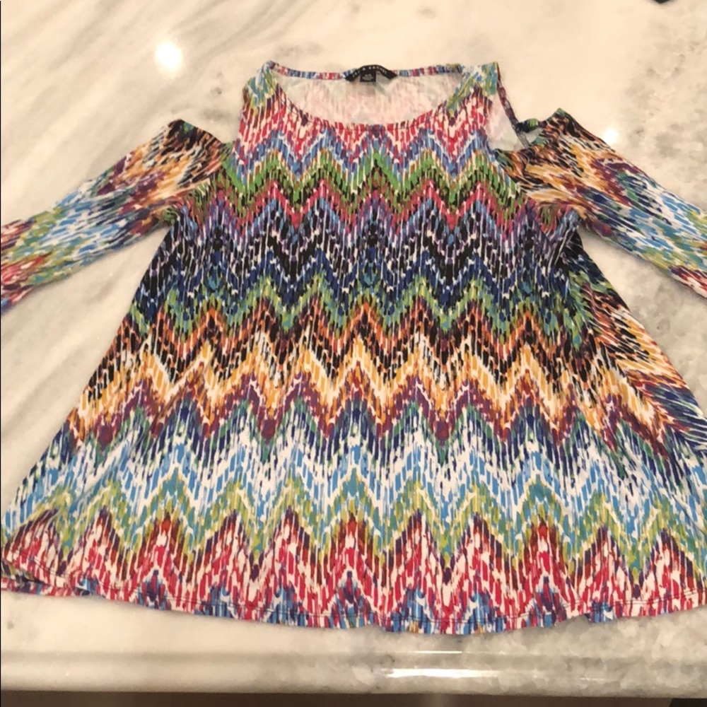 Bare shoulder shirt